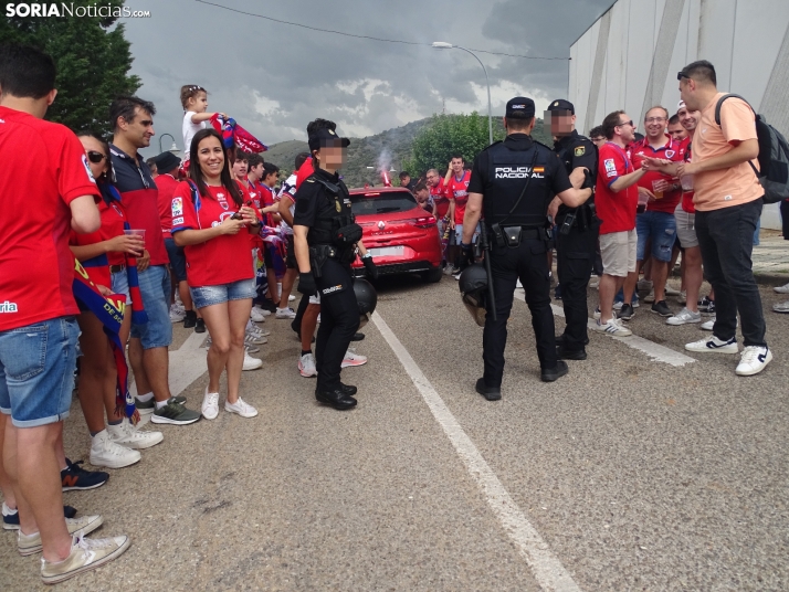 Una imagen del recibimiento a los jugadores del CD Numancia vs CD Teruel. /PC