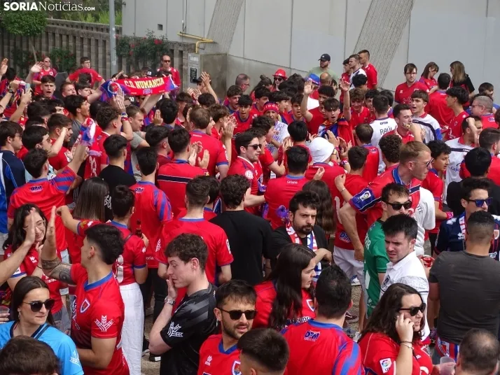 Una imagen del recibimiento a los jugadores del CD Numancia vs CD Teruel. /PC