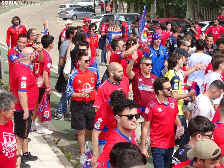Una imagen del recibimiento a los jugadores del CD Numancia vs CD Teruel. /PC
