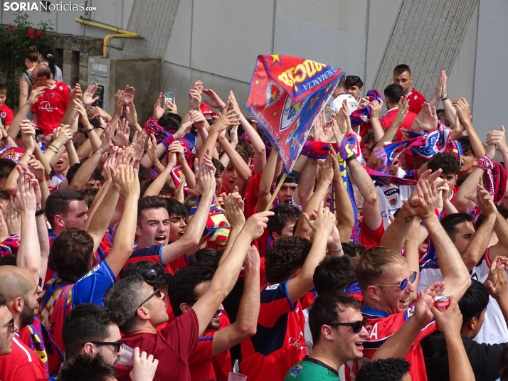 Una imagen del recibimiento a los jugadores del CD Numancia vs CD Teruel. /PC