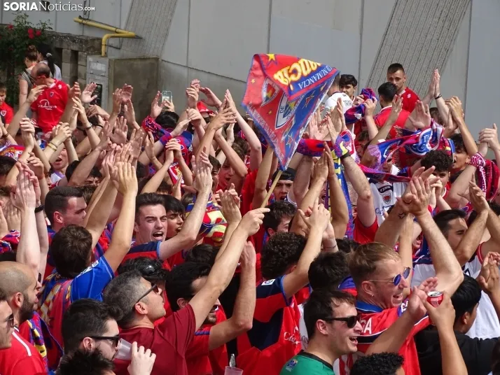 Una imagen del recibimiento a los jugadores del CD Numancia vs CD Teruel. /PC
