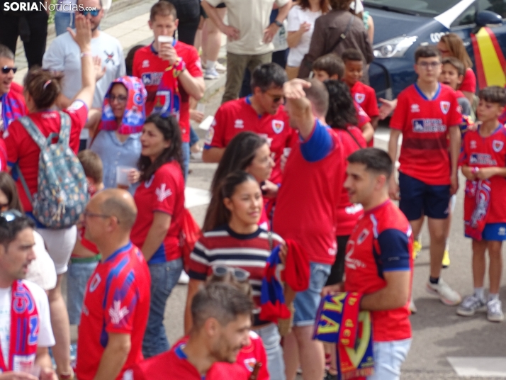 Una imagen del recibimiento a los jugadores del CD Numancia vs CD Teruel. /PC