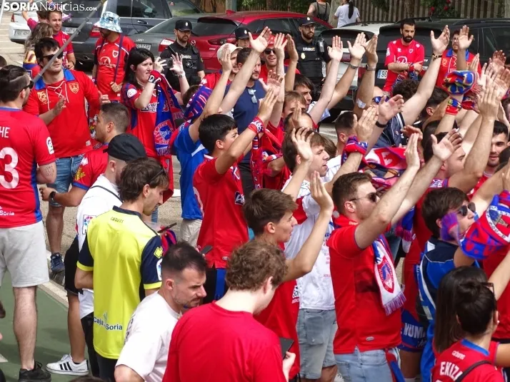 Una imagen del recibimiento a los jugadores del CD Numancia vs CD Teruel. /PC