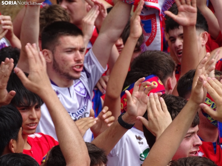 Una imagen del recibimiento a los jugadores del CD Numancia vs CD Teruel. /PC