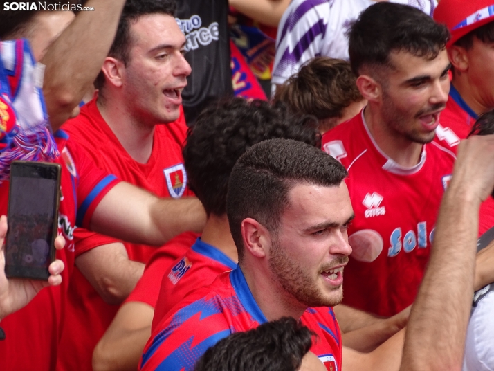Una imagen del recibimiento a los jugadores del CD Numancia vs CD Teruel. /PC