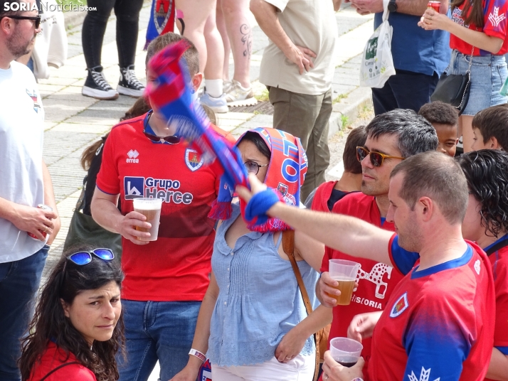 Una imagen del recibimiento a los jugadores del CD Numancia vs CD Teruel. /PC