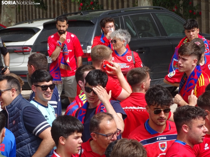 Una imagen del recibimiento a los jugadores del CD Numancia vs CD Teruel. /PC