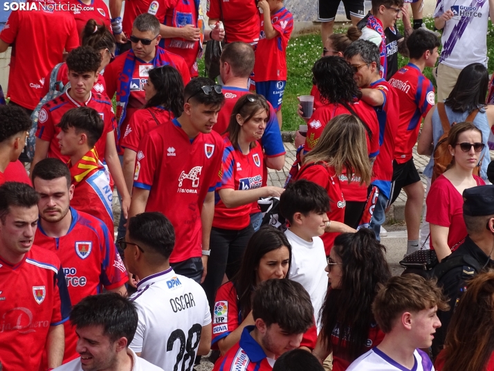 Una imagen del recibimiento a los jugadores del CD Numancia vs CD Teruel. /PC