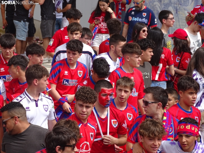 Una imagen del recibimiento a los jugadores del CD Numancia vs CD Teruel. /PC