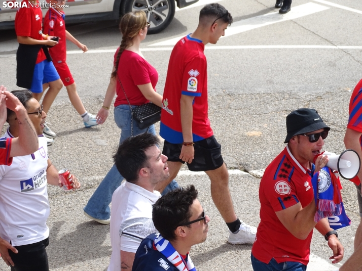 Una imagen del recibimiento a los jugadores del CD Numancia vs CD Teruel. /PC