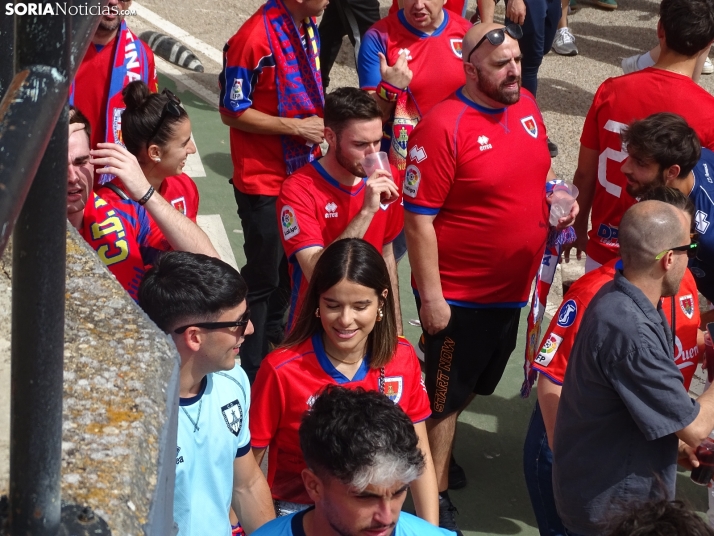 Una imagen del recibimiento a los jugadores del CD Numancia vs CD Teruel. /PC