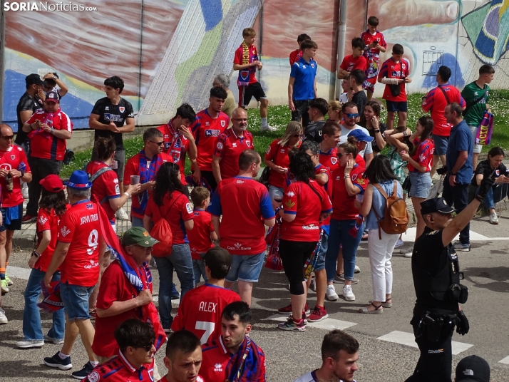 Una imagen del recibimiento a los jugadores del CD Numancia vs CD Teruel. /PC