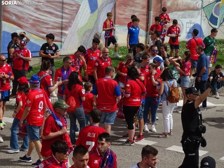 Una imagen del recibimiento a los jugadores del CD Numancia vs CD Teruel. /PC