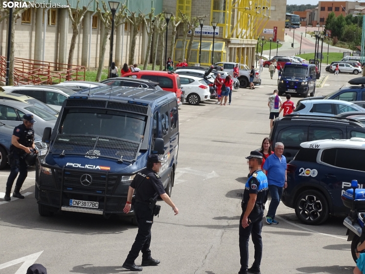 Una imagen del recibimiento a los jugadores del CD Numancia vs CD Teruel. /PC