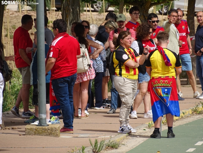 Una imagen del recibimiento a los jugadores del CD Numancia vs CD Teruel. /PC