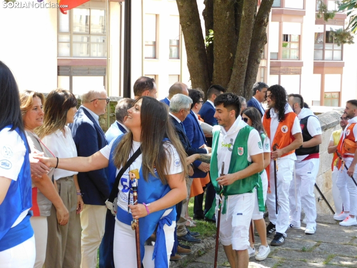 Galer&iacute;a | Los jurados y juradas reciben un sentido homenaje antes del comienzo de las fiestas de San Ju