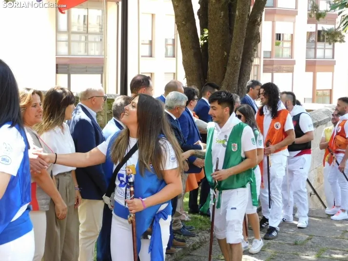 Galer&iacute;a | Los jurados y juradas reciben un sentido homenaje antes del comienzo de las fiestas de San Ju