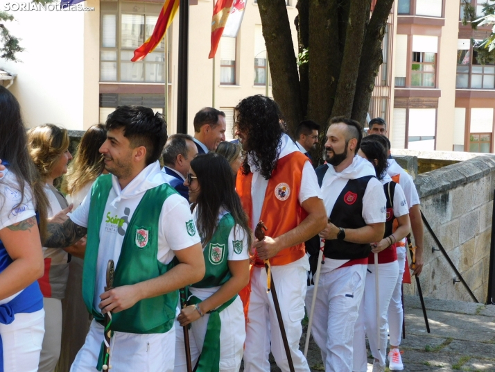 Galer&iacute;a | Los jurados y juradas reciben un sentido homenaje antes del comienzo de las fiestas de San Ju