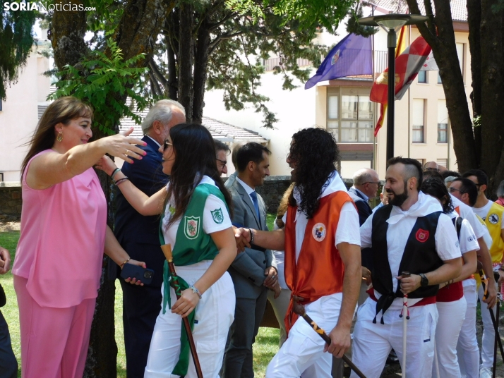 Galer&iacute;a | Los jurados y juradas reciben un sentido homenaje antes del comienzo de las fiestas de San Ju