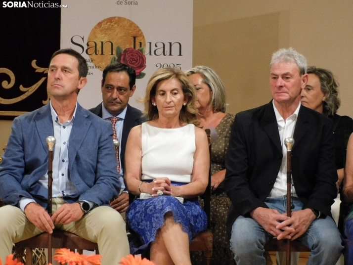 Galer&iacute;a | Los jurados y juradas reciben un sentido homenaje antes del comienzo de las fiestas de San Ju