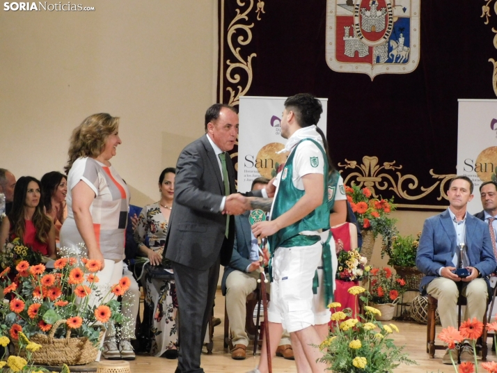 Galer&iacute;a | Los jurados y juradas reciben un sentido homenaje antes del comienzo de las fiestas de San Ju