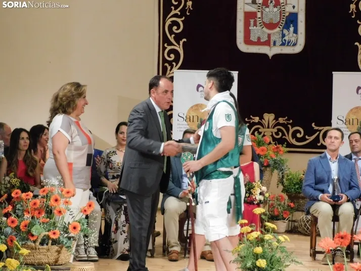 Galer&iacute;a | Los jurados y juradas reciben un sentido homenaje antes del comienzo de las fiestas de San Ju
