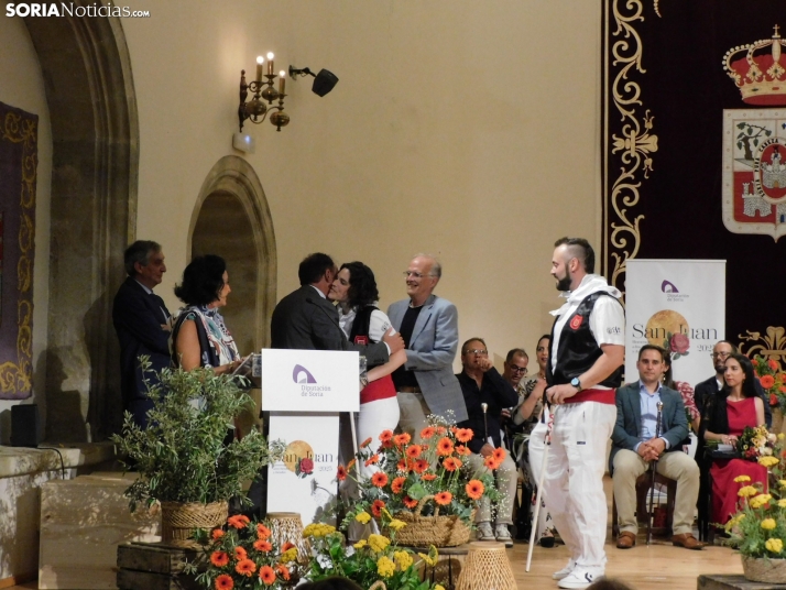 Galer&iacute;a | Los jurados y juradas reciben un sentido homenaje antes del comienzo de las fiestas de San Ju