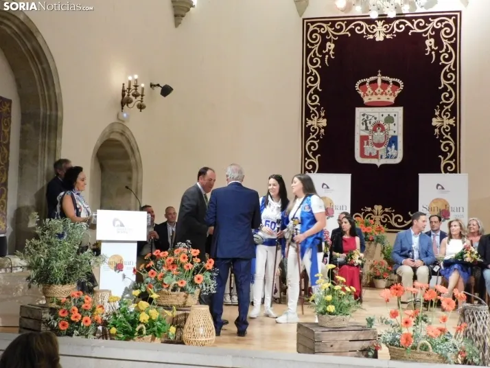 Galer&iacute;a | Los jurados y juradas reciben un sentido homenaje antes del comienzo de las fiestas de San Ju