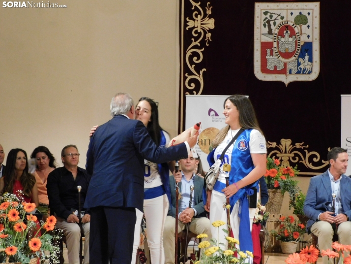 Galer&iacute;a | Los jurados y juradas reciben un sentido homenaje antes del comienzo de las fiestas de San Ju