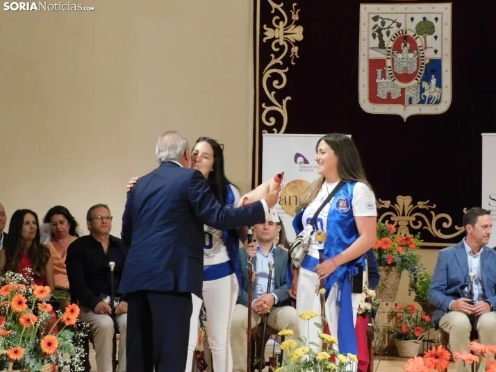 Galer&iacute;a | Los jurados y juradas reciben un sentido homenaje antes del comienzo de las fiestas de San Ju