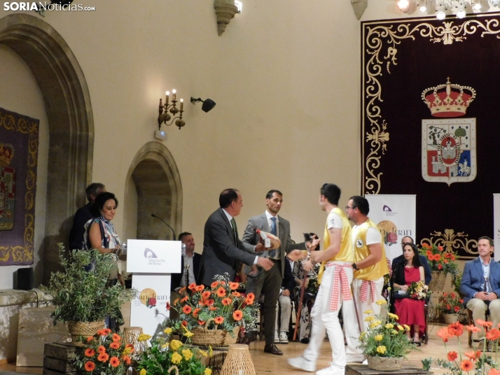 Galer&iacute;a | Los jurados y juradas reciben un sentido homenaje antes del comienzo de las fiestas de San Ju