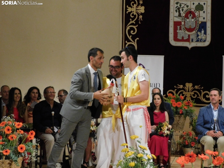 Galer&iacute;a | Los jurados y juradas reciben un sentido homenaje antes del comienzo de las fiestas de San Ju