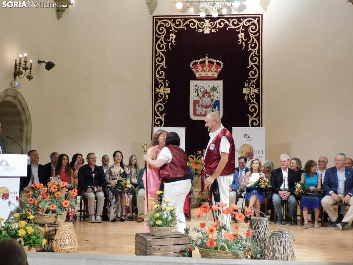 Galer&iacute;a | Los jurados y juradas reciben un sentido homenaje antes del comienzo de las fiestas de San Ju