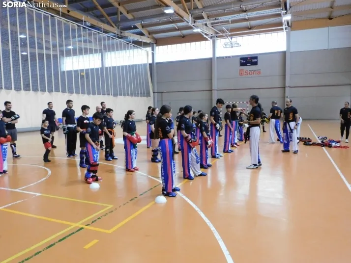 Fotos: Medio centenar de kickboxers demuestran sus dotes en el San Andr&eacute;s