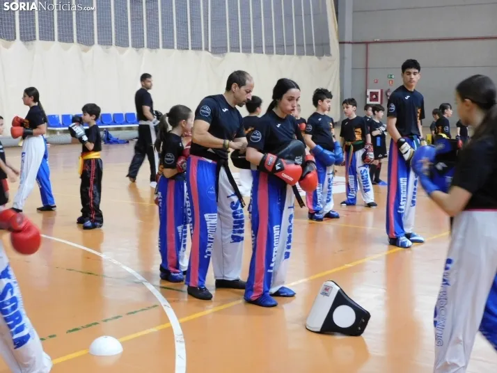 Fotos: Medio centenar de kickboxers demuestran sus dotes en el San Andr&eacute;s