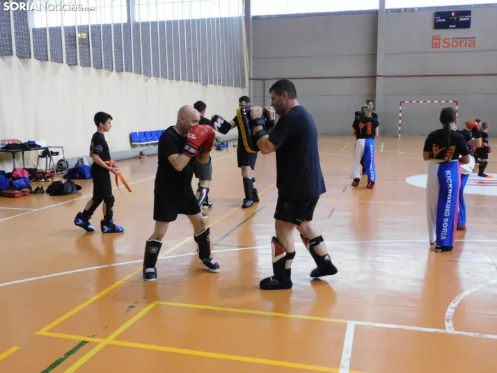 Fotos: Medio centenar de kickboxers demuestran sus dotes en el San Andr&eacute;s