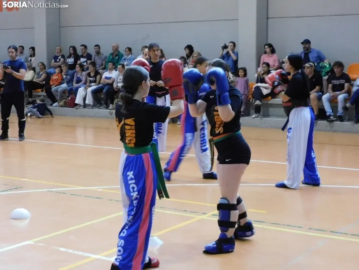 Fotos: Medio centenar de kickboxers demuestran sus dotes en el San Andr&eacute;s