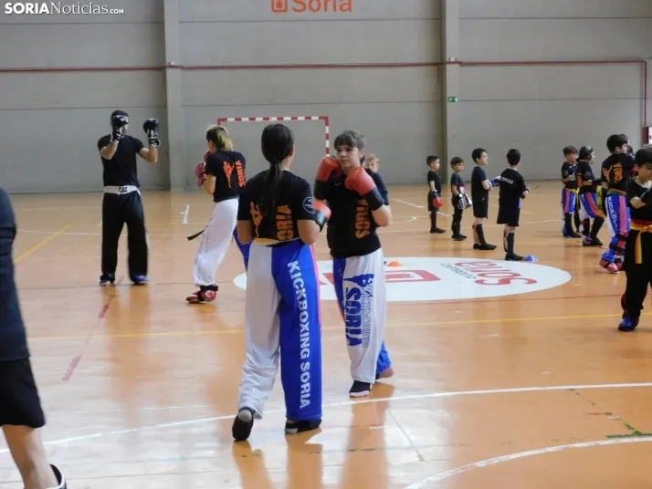 Fotos: Medio centenar de kickboxers demuestran sus dotes en el San Andr&eacute;s
