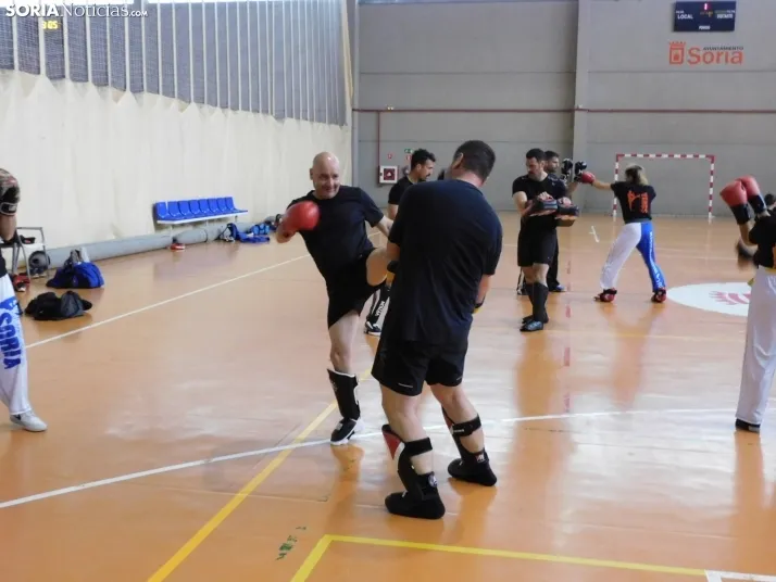 Fotos: Medio centenar de kickboxers demuestran sus dotes en el San Andr&eacute;s