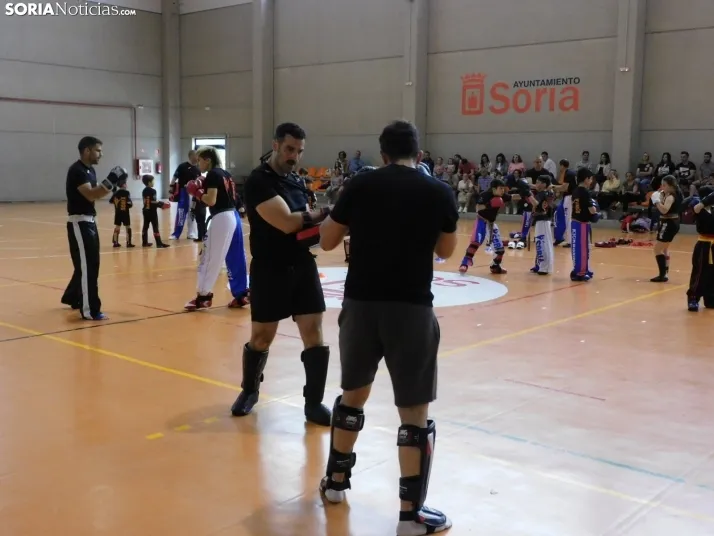 Fotos: Medio centenar de kickboxers demuestran sus dotes en el San Andr&eacute;s