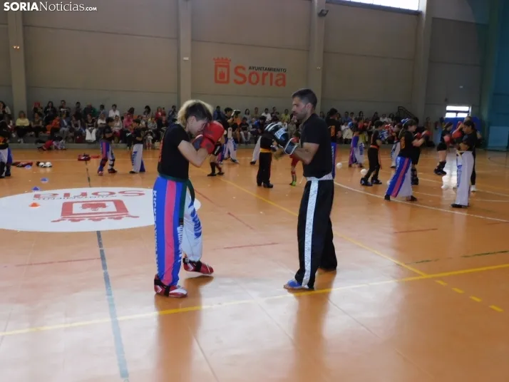 Fotos: Medio centenar de kickboxers demuestran sus dotes en el San Andr&eacute;s