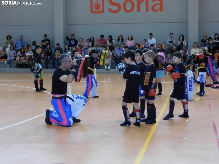 Fotos: Medio centenar de kickboxers demuestran sus dotes en el San Andr&eacute;s