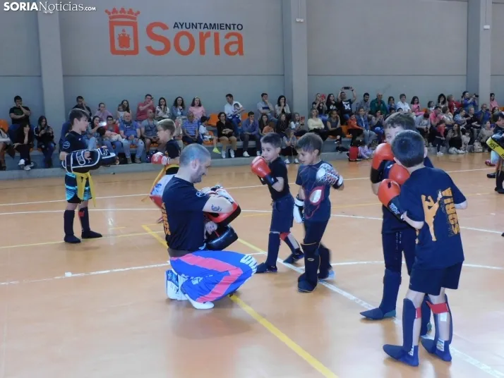 Fotos: Medio centenar de kickboxers demuestran sus dotes en el San Andr&eacute;s