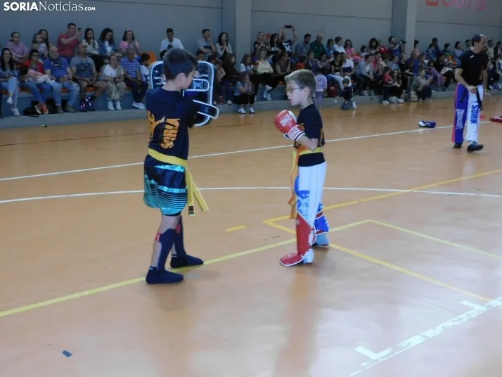 Fotos: Medio centenar de kickboxers demuestran sus dotes en el San Andr&eacute;s
