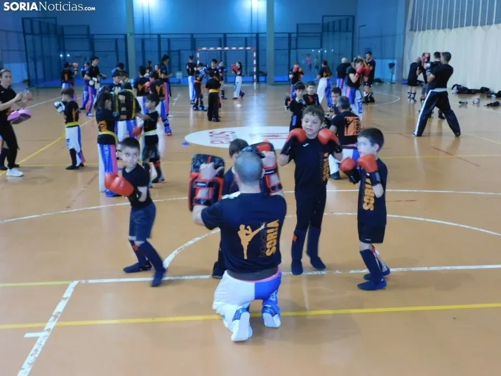 Fotos: Medio centenar de kickboxers demuestran sus dotes en el San Andr&eacute;s