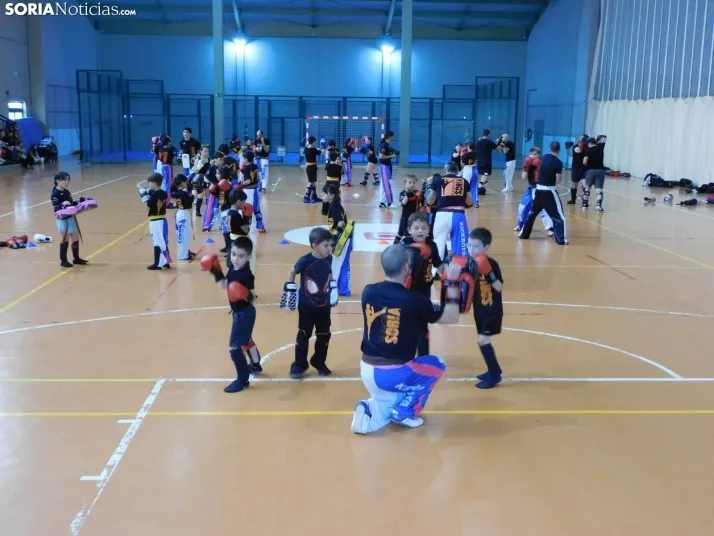 Fotos: Medio centenar de kickboxers demuestran sus dotes en el San Andr&eacute;s