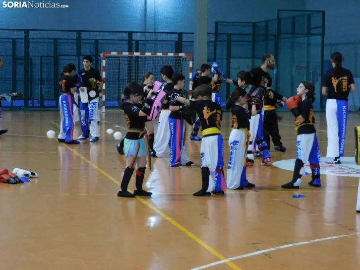 Fotos: Medio centenar de kickboxers demuestran sus dotes en el San Andr&eacute;s