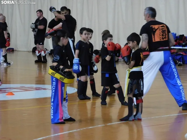 Fotos: Medio centenar de kickboxers demuestran sus dotes en el San Andr&eacute;s