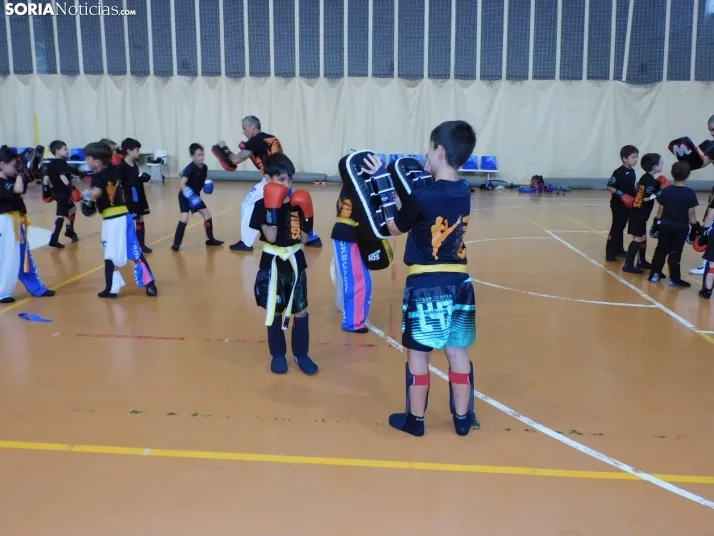 Fotos: Medio centenar de kickboxers demuestran sus dotes en el San Andr&eacute;s