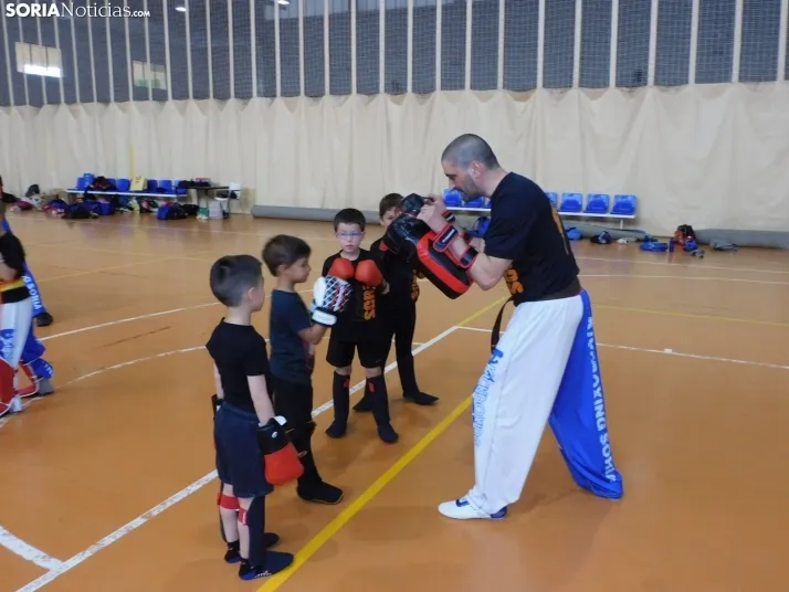 Fotos: Medio centenar de kickboxers demuestran sus dotes en el San Andr&eacute;s